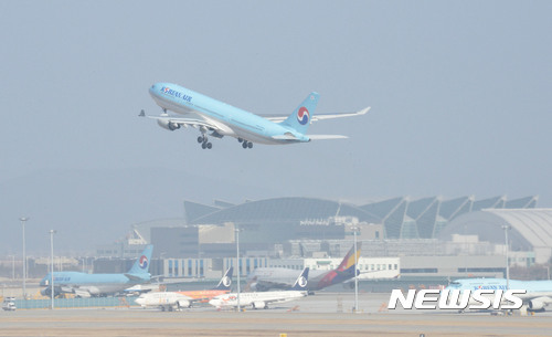 인천공항에서 여객기가 이륙하고 있는 장면.