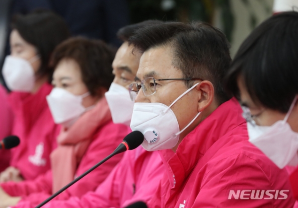 황교안 미래통합당 대표가 5일 서울 여의도 국회에서 열린 당 최고위원회의에서 발언하고 있다.