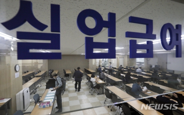 통계청이 10일 발표한 '5월 고용동향'에 따르면 지난달 취업자는 2693만명으로 전년보다 39만2000명(-1.4%) 감소했다. 신종 코로나바이러스 감염증(코로나19) 여파로 지난달 취업자가 1년 전보다 39만명 넘게 감소하며 3개월 연속 하락세를 이어갔다. 취업자가 석 달 연속 줄어든 건 2009년 10월부터 4개월 연속 감소한 이후 처음이다. 사진은 이날 서울 중구 서울고용복지플러스센터 실업급여 설명회장의 모습.